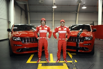 Os carros customizados são pintados na cor Rosso Rosa, característica da Ferrari
