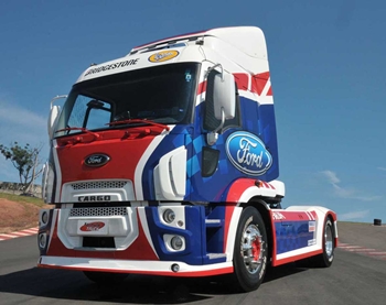 O “pace-truck” é um importante veículo de apoio que garante a organização e a segurança na Fórmula Truck