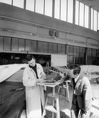 F. A. Porsche e Ferry Porsche no estúdio de projetos da Porsche, em 1959