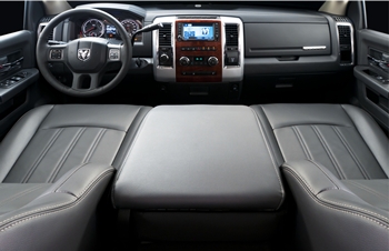 No interior, revestimento de couro e uma combinação de materiais, incluindo toques cromados